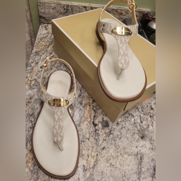 NWOB MICHAEL KORS authentic MK Plate Thong sandal no box - Picture 10 of 12